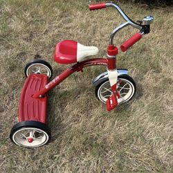 Radio Flyer Classic 10 Inch Toddler Tricycle with Rubber Tires and Steel Frame, Red