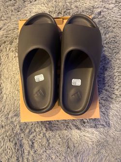 YEEZY SLIDES BEST PRICES & QUALITY SIZE 12 ONLY SCANNABLE AS AUTHENTIC