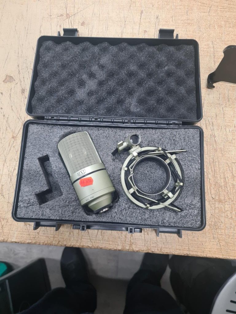 MXL 990 Condenser Microphone for Podcasting, Singing, Home Studio Recording, Gaming & Streaming | Detailed Sound | XLR | Large Diaphragm (Champagne)
