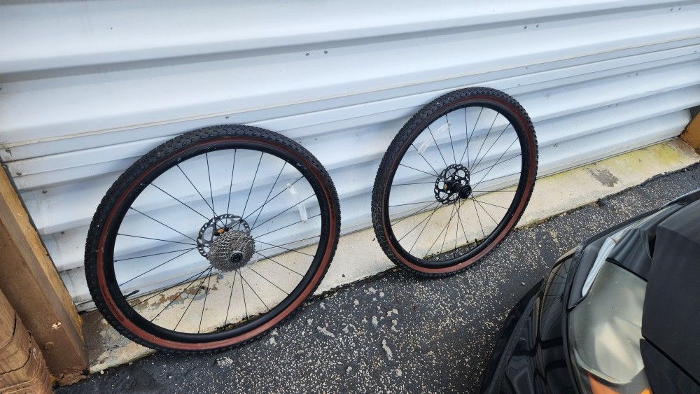 Bontrager paradigm wheel set , tires pirelli cinturato gravel , disk and hub