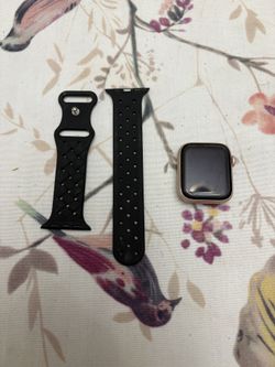 Apple Watch Series 4 Woman’s with broken screen