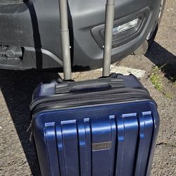 Like New Ricardo  Carry-on Luggage Navy color.