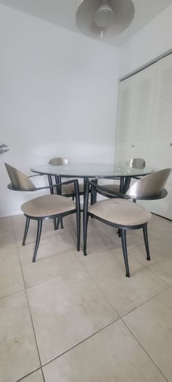 ✨ Comedor moderno de 4 puestos – $200 ✨