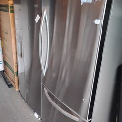New stainless bottom freezer fridge, delivery available!!!