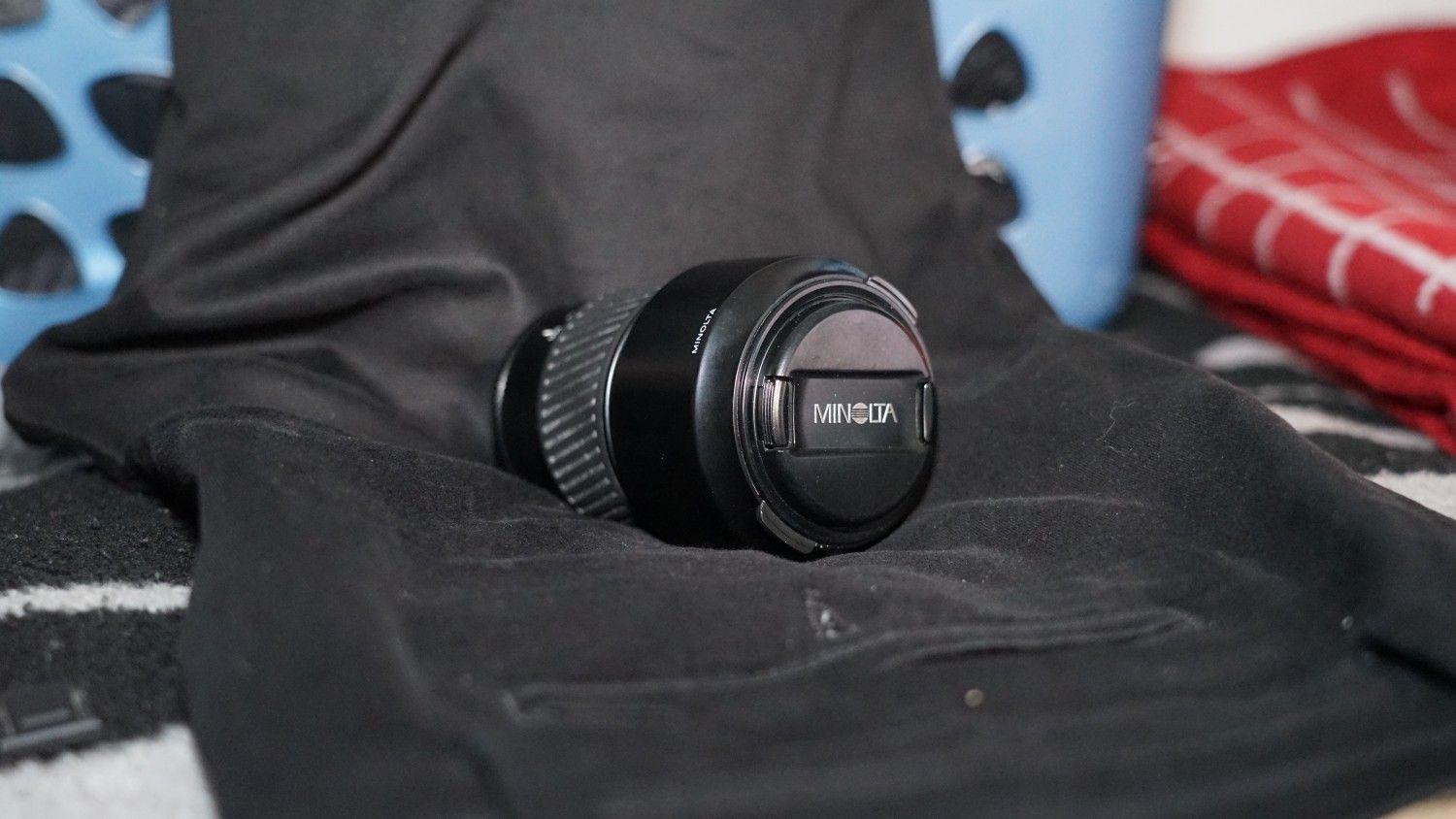 Near MINT Minolta AF APO Tele Zoom 100-300mm f/4.5-5.6 Lens w/ Hood