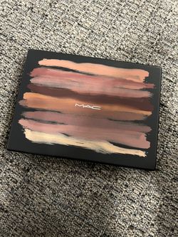 MAC Art Library Eyeshadow Palette  In Nude Model   New $37