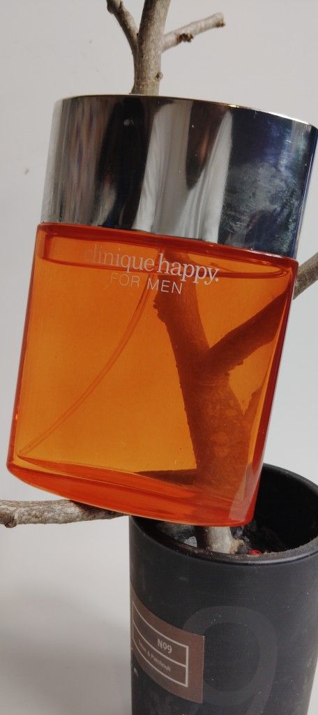 Happy by Clinique For Men 3.4 oz Cologne/Eau de Toilette Spray is a long-lasting fragrance with a citrus scent, perfect for men who appreciate a fresh