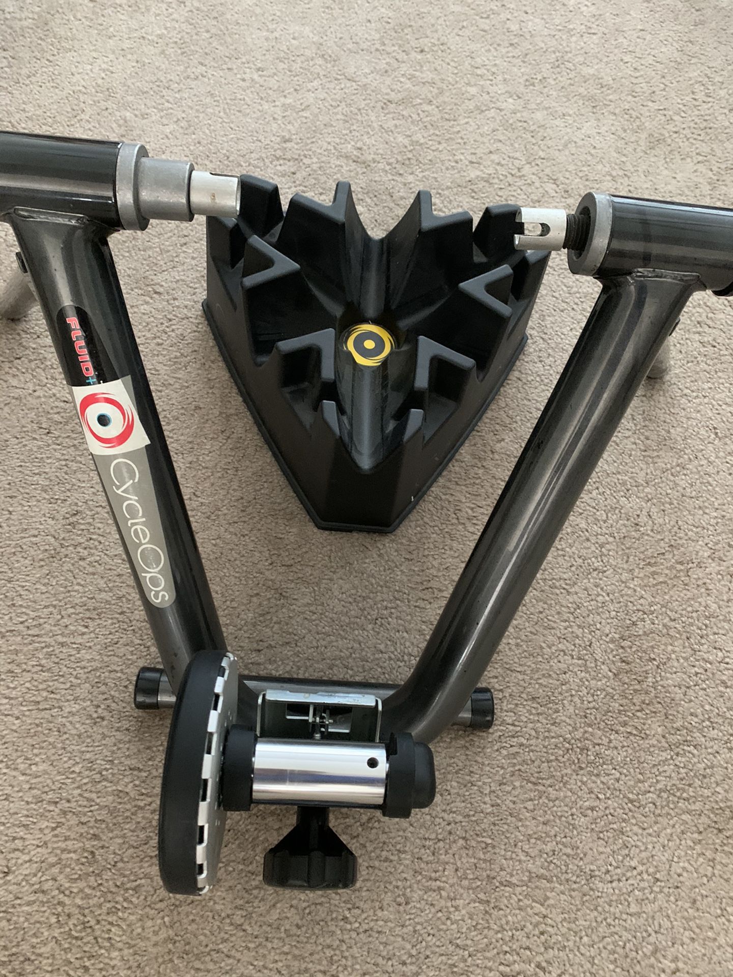 Cycleops magnetic bike trainer + front wheel riser block for Sale in ...