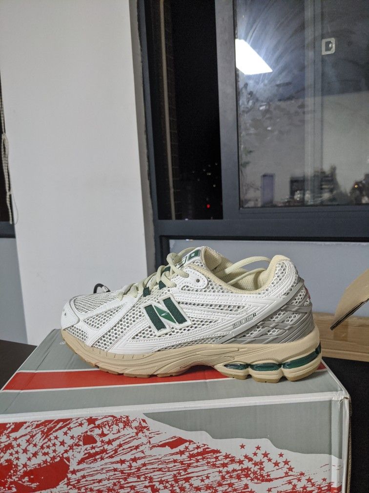 New Balance Sneakers Size.9.5 New in box