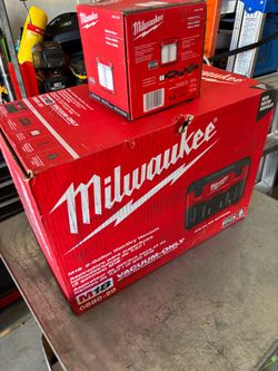Milwaukee 2 Gal. Vacuum