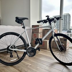 Giant Escape Hybrid Bike + Accessories (Helmet, Lock, Pump) – Ready to Ride