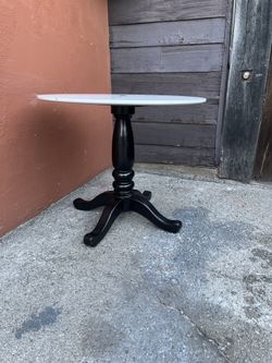 36” Mid-Century Modern Pedestal Table – Upcycled White Top, Glossy Black Base  ⸻  DESCRIPTION  Unique upcycled mid-century modern–style pedestal table
