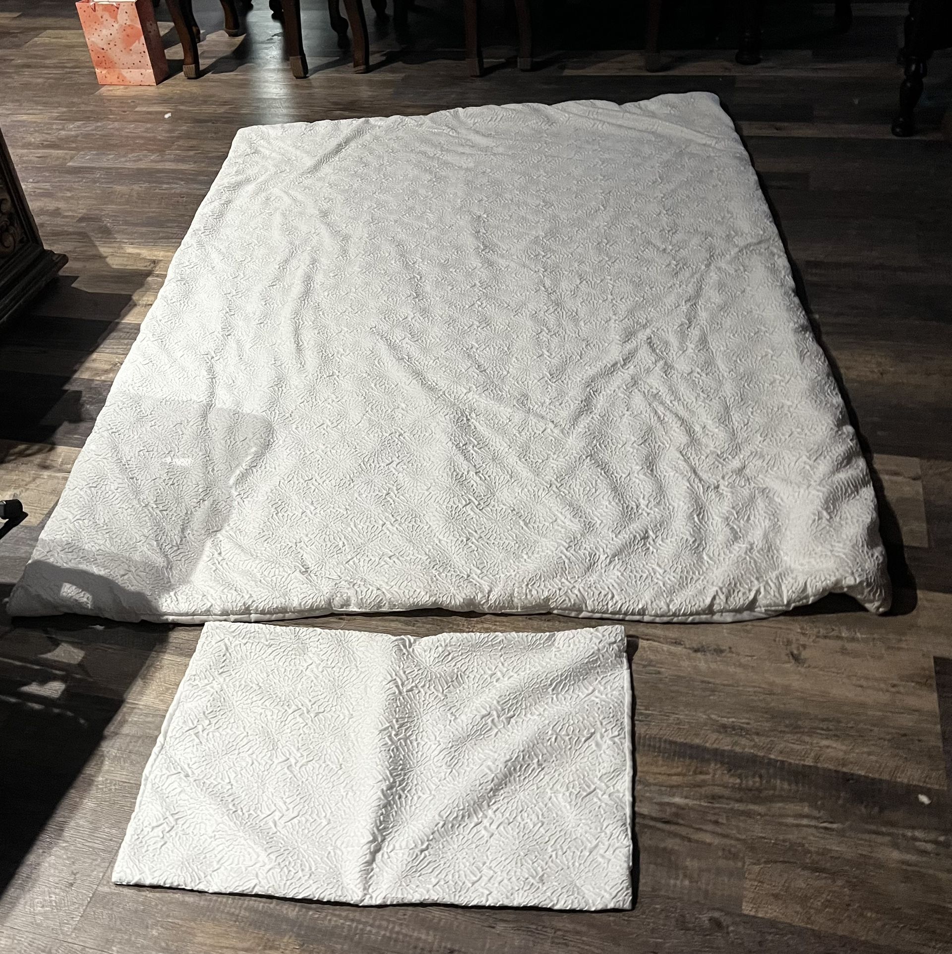 FREE TWIN BEDSHEETS AND ONE PILLOW CASE ALMOST NEW.