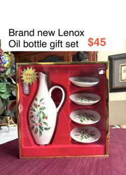 Brand new Lenox Christmas Holiday Oil bottle gift set Decor