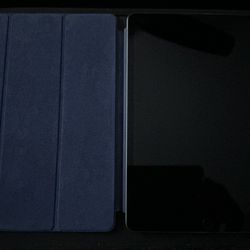 iPad 8 A2270 32GB w/Case & Charging Cable
