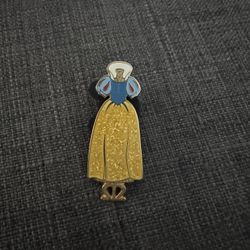 DISNEY  SNOW WHITE PRINCESS DRESS STAND PIN LE 1500 Vintage