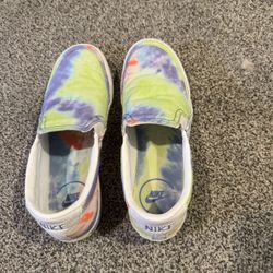 Women’s or youth girl size 7 gently used Nike slip on shoes