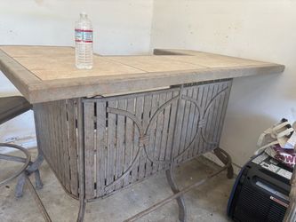 Bar and 5 chairs