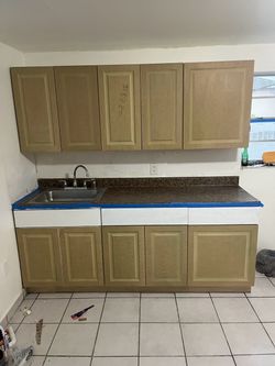 Se pintan gabinetes de cocinas