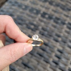 14kt GOLD RING SIZE 8 (($280))