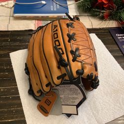 A1000 Wilson fielders glove model A1002L, this is catch with right hand and throw left This is a dual hinge, leather baseball glove 11.75”