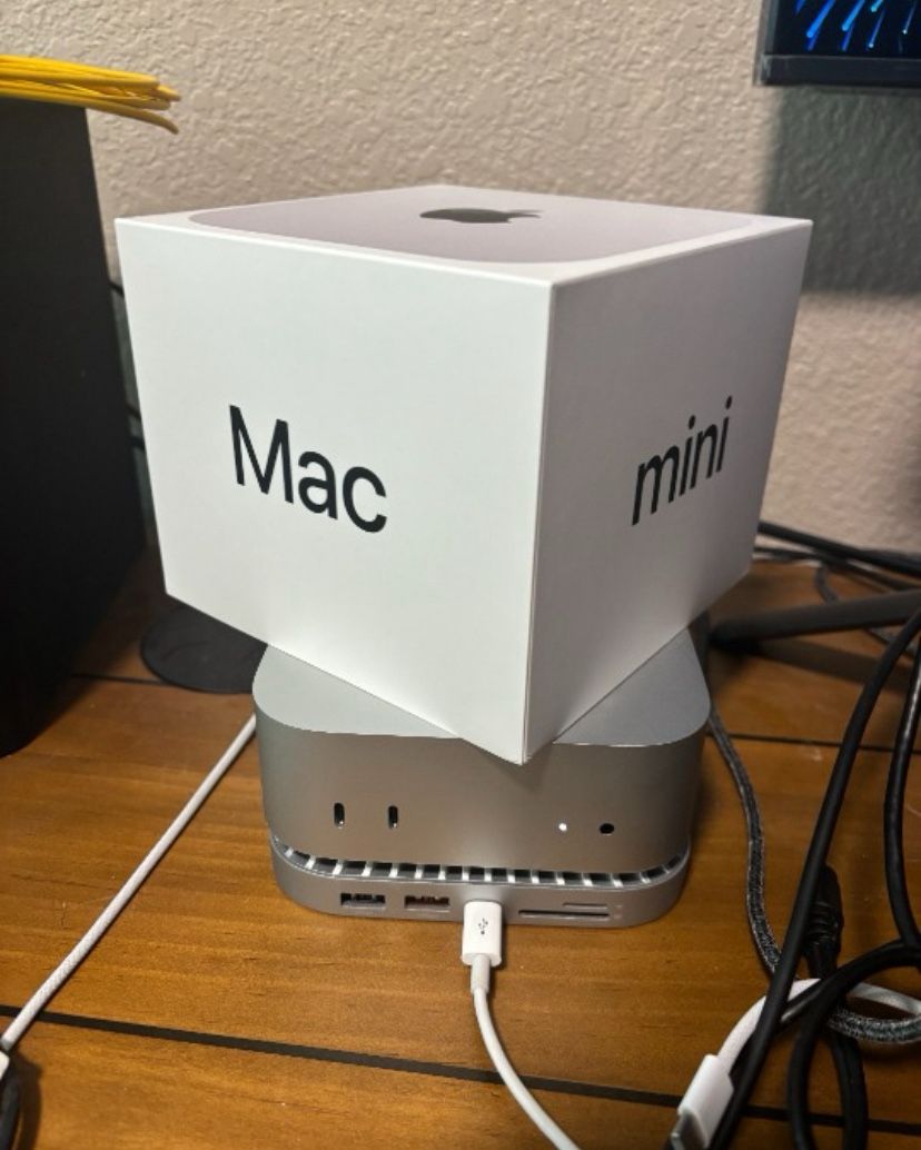 Mac Mini (2024) M4, 32GB, 512GB + Docking Station