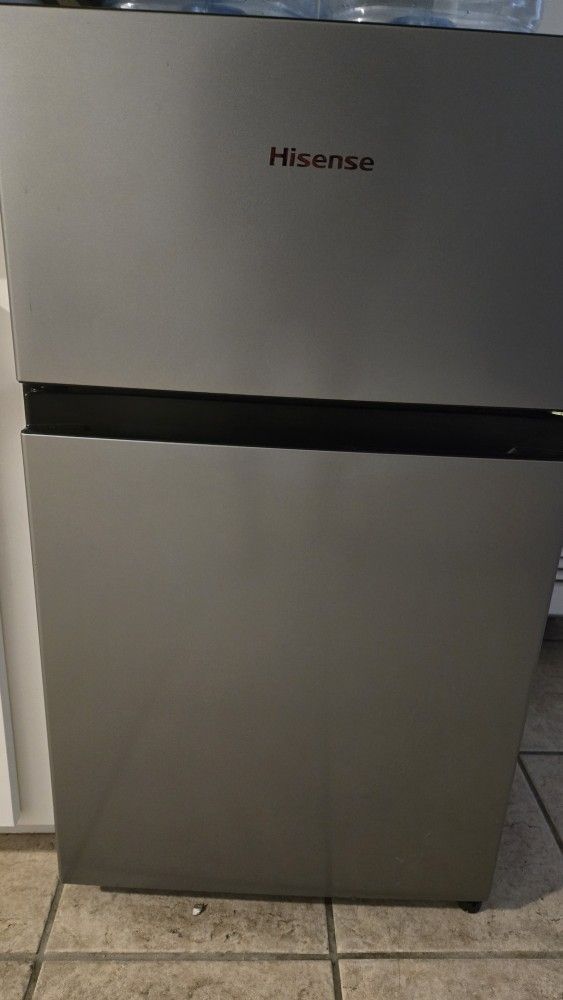 Hi Sense Mini Fridge