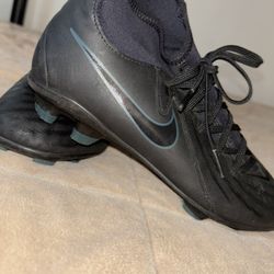 Estas son unas botas de fútbol Nike Phantom Luna 2 Club FG/MG.