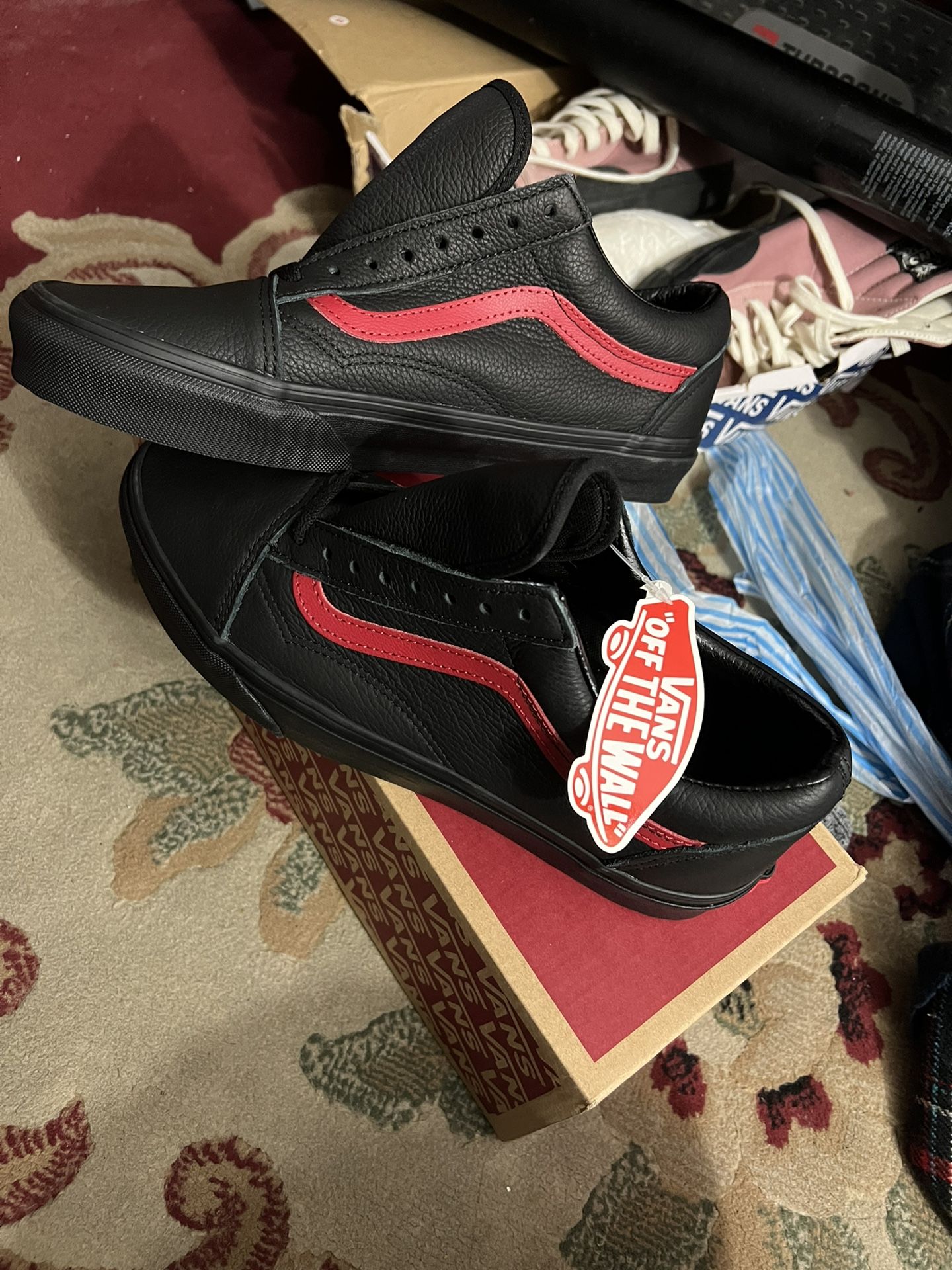 Vans Old Skool Shoes SZ- 9.5 ( BRANDNEW) Premium Leather ( Black/Red)