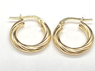 Very beautiful 14k yellow gold hollow hoop earrings.
