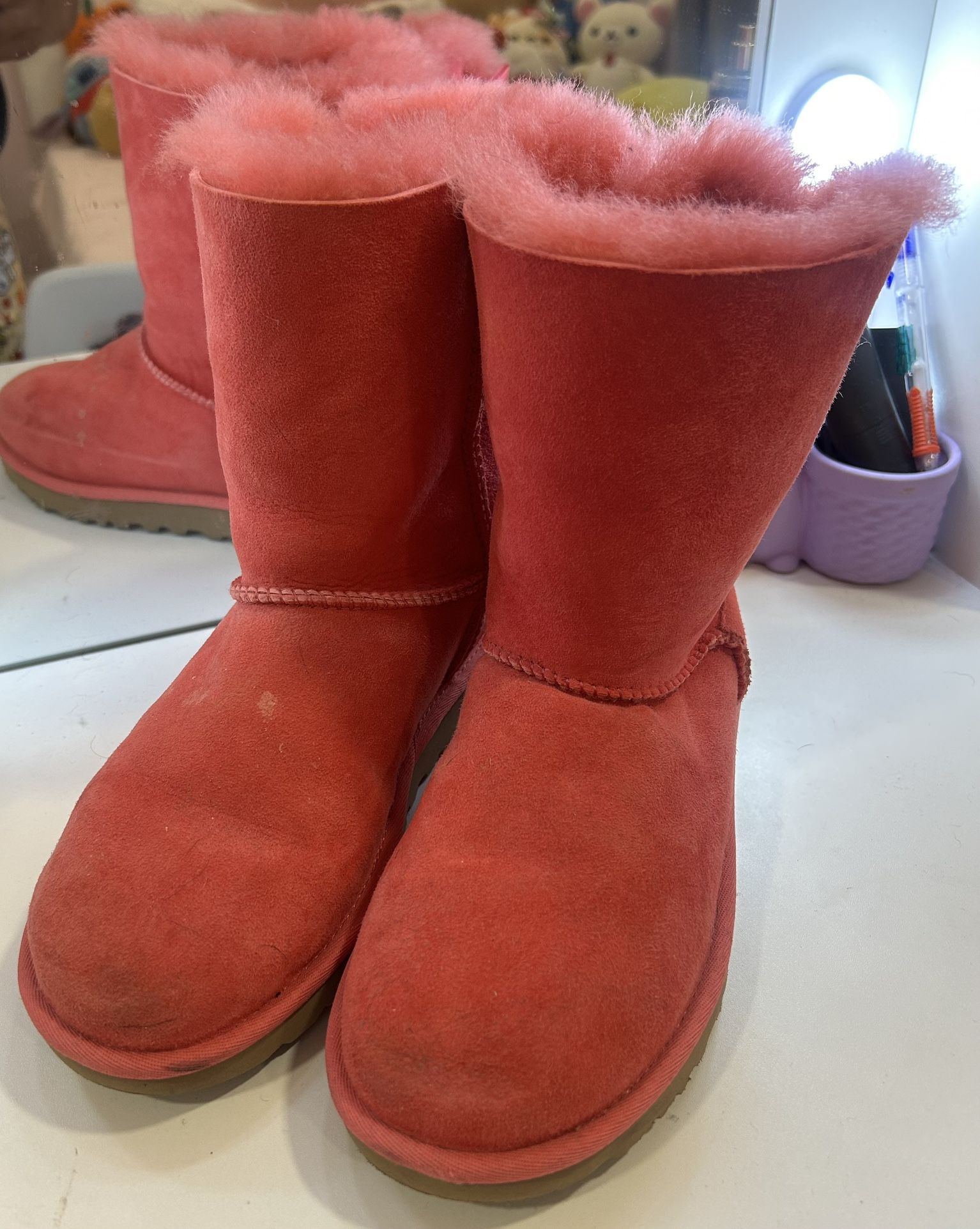 Uggs (VS limited Edition Salmon)