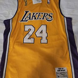 Lakers Kobe Bryant gold jersey