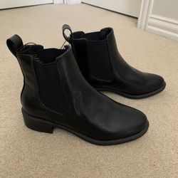 Black Women's Chelsea Boots Size 5.5