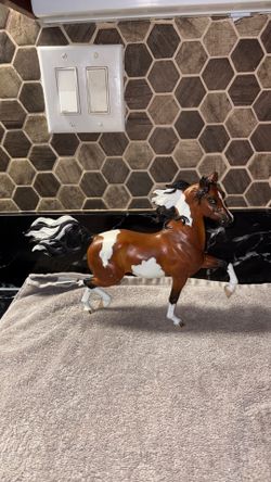 BREYER  HORSE   PINTO  BAY    4.   STOCKING.