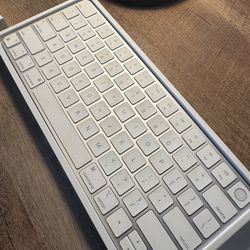 APPLE MAGIC KEYBOARD ALMOST BRAND NEW FOR $55