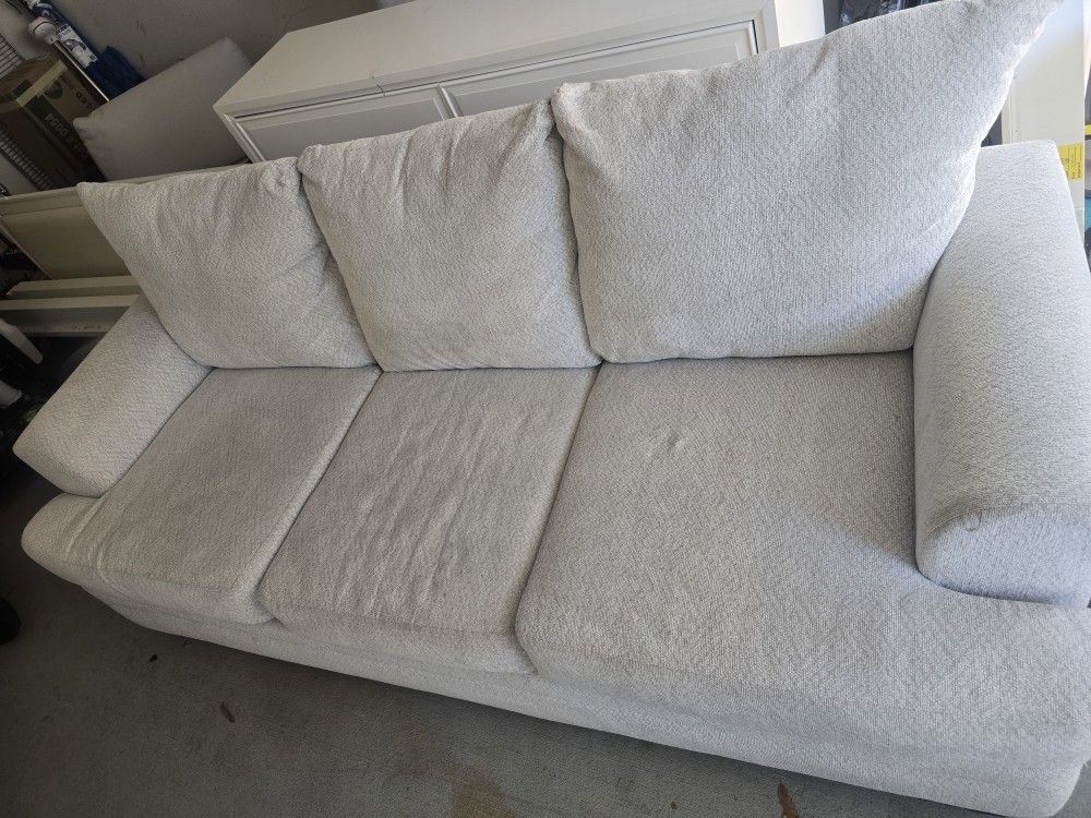 💺NICE COMFY GREY COUCH NO RIPS OR TEARS SERFACE CLEAN AND YOU GOOD.🏡 PICKUP IN STOCKBRIDGE,🏫