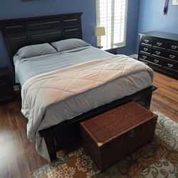 Queen Bedroom Set - 6 Pieces (Mattress Included)
