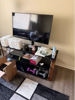 Samsung tv 45-50”. Comes with tv stand