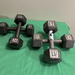 Set of 10 lb and 15 lb Pairs Hex Cast Iron Dumbbells In Excellent Condition 