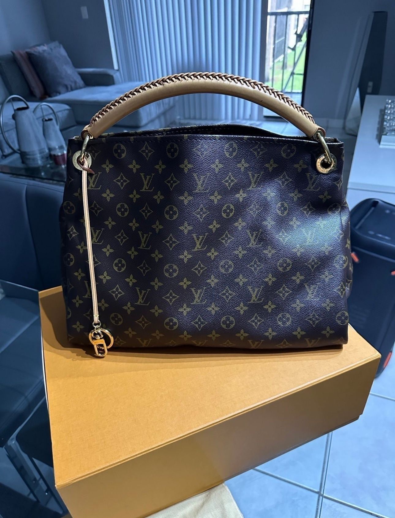 Louis Vuitton Monogram Artsy MM Authentic Gi3101