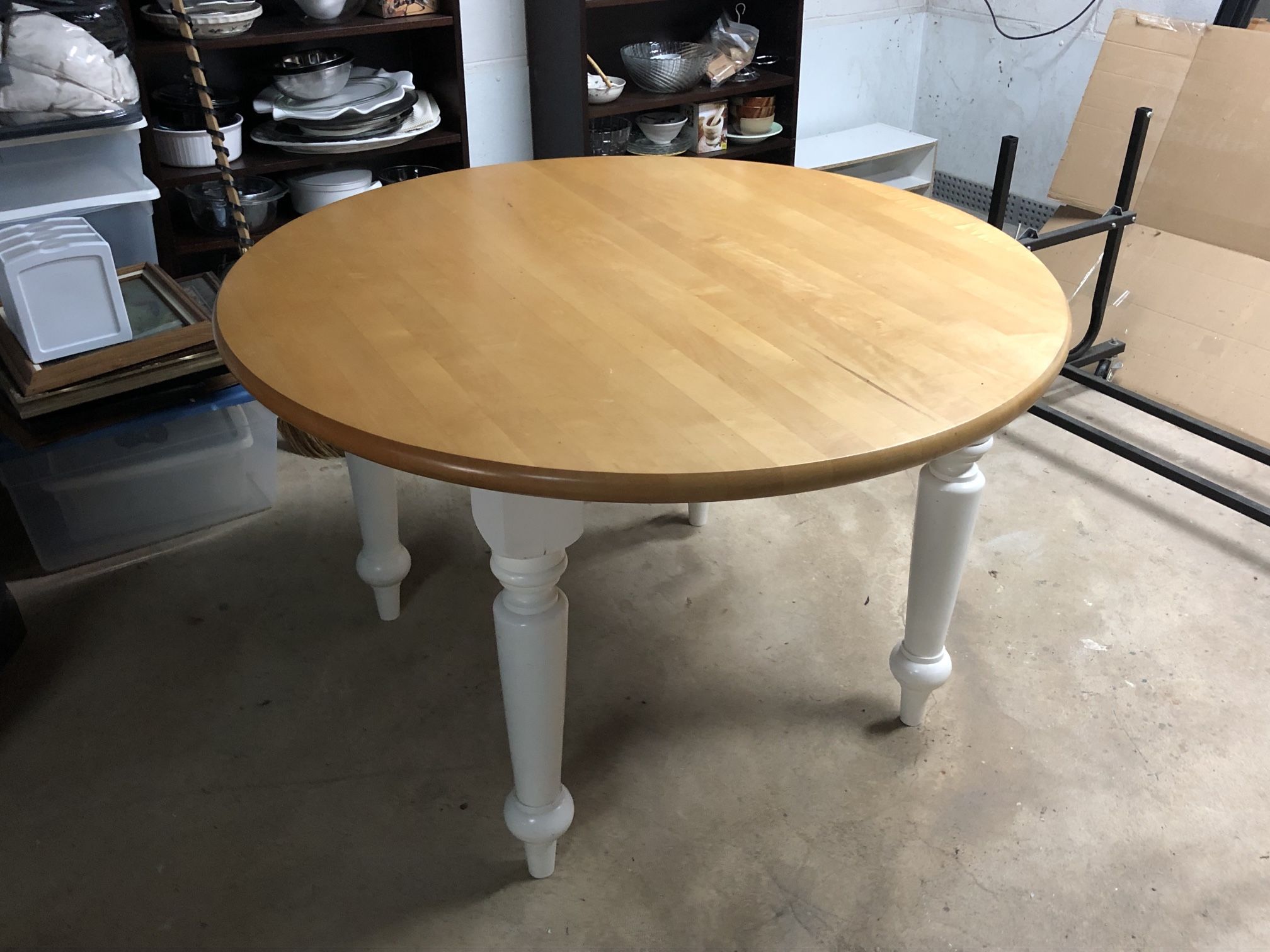 Maple Round Dining Table With Detachable Legs