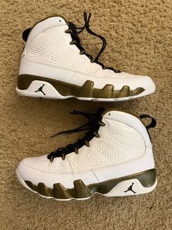 Size 10.5 (Excellent condition, no box) - Air Jordan 9 retro statue