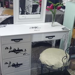 Beautiful Vintage Farmhouse Vanity With Beaded Mirror And Stool, Solid Wood Excellent Condition 