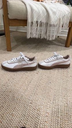 Puma Sneakers (Size 7.5)