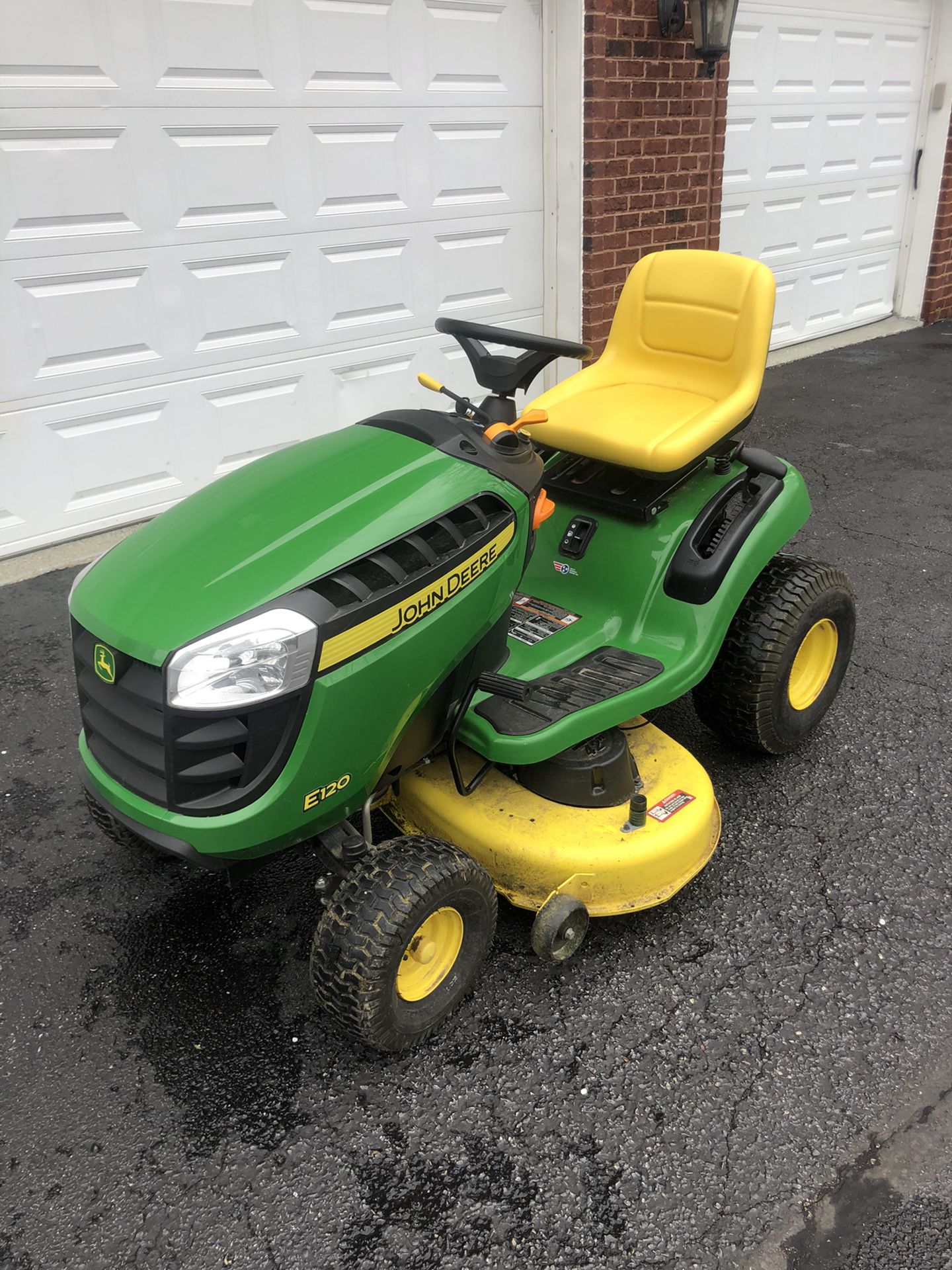 John Deere E120 lawn tractor