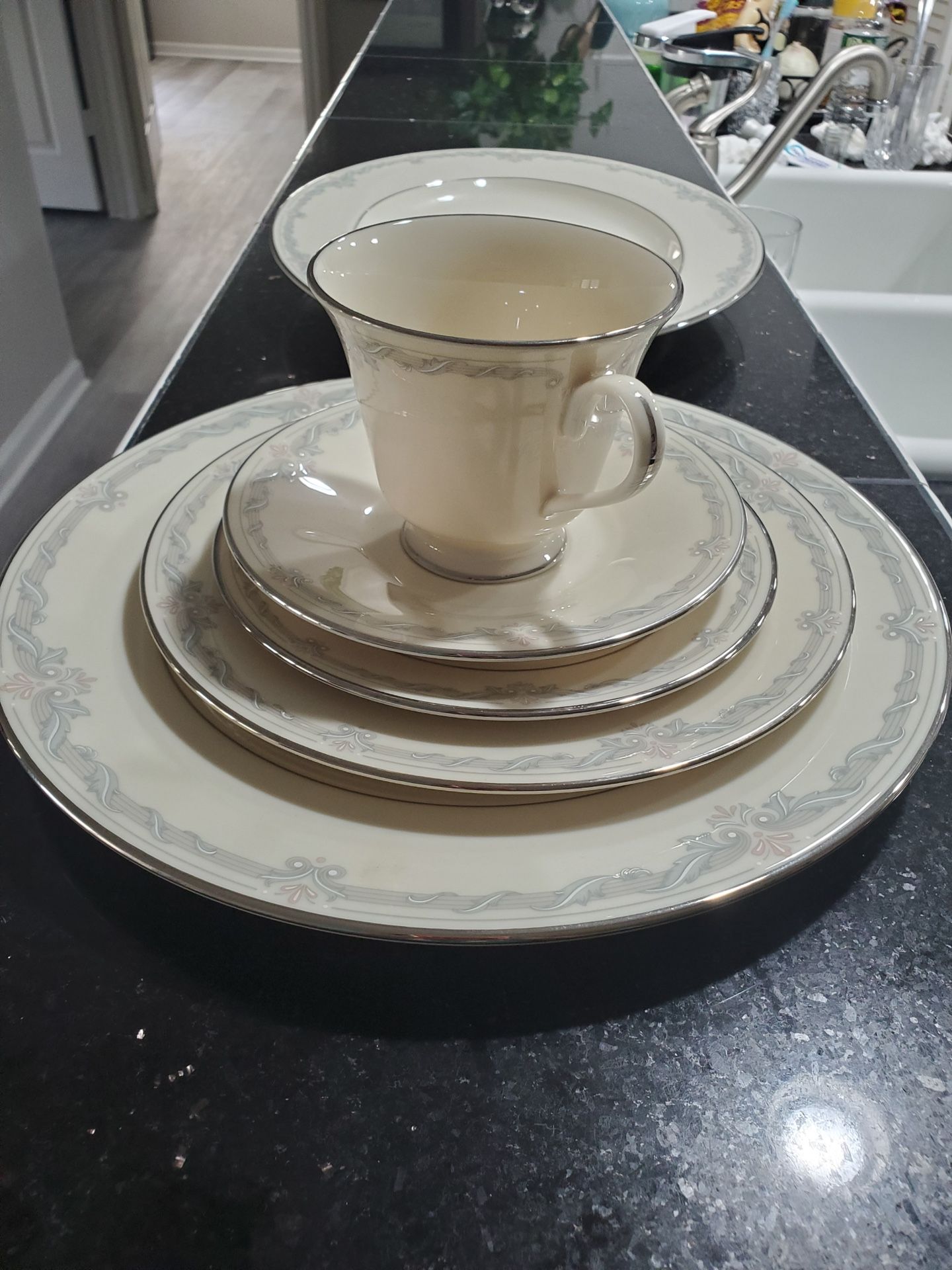 Brand New LENOX 6 Pieces Place Setting Included Large Tray Serving, This Is Only For 1 Place Setting Brand New In Original Box