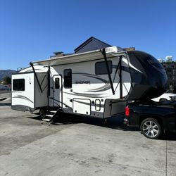 2018 Fifth Wheel Travel Trailer Three Slide Outs 35 foot long