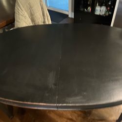 Oval extendable dining table