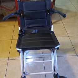 Silla De rueda  nueva en Su  caja  en Hialeah  100$  MI NÚMERO (contact info removed)