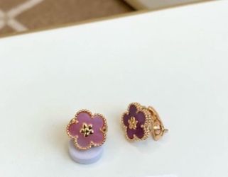 Woman flower earrings lavender pink small studs